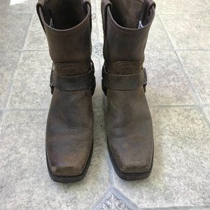 FRYE Boots- Harness 8R in Gaucho
